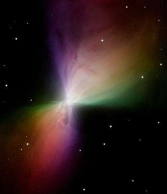 哈勃太空望远镜利用偏极化滤镜（类似偏光太阳眼镜）拍摄的影像，不同的偏极化角度与不同的颜色结合来呈现。